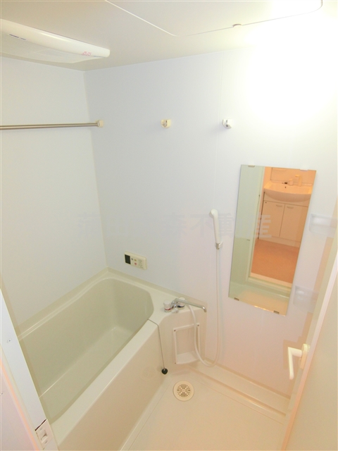 バス・シャワールーム　浴室乾燥機付きのバスルーム　お風呂