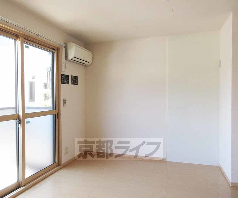 居室・リビング　エアコン付きの洋室です