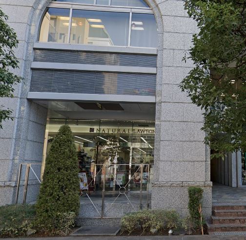 コンビニ　ナチュラルローソン コモディオ汐留店（コンビニ）まで108m