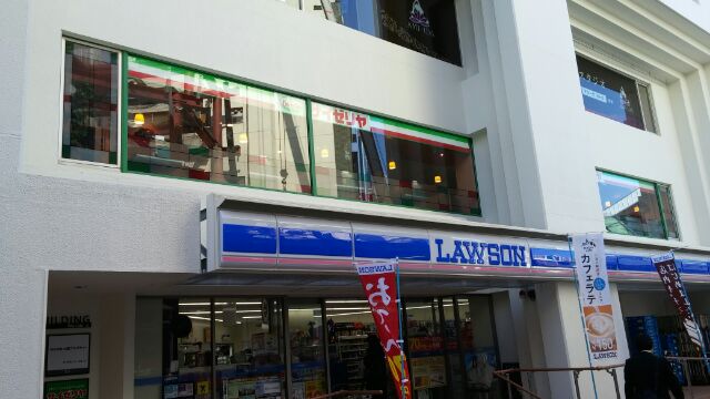 コンビニ　ローソン 蕨駅東口店（コンビニ）まで703m