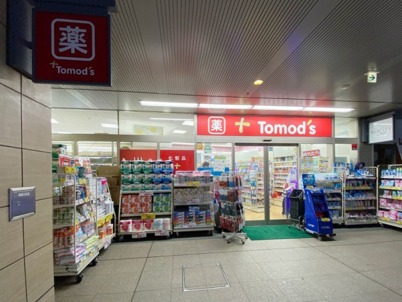 ドラックストア　トモズ白金プラザ店（ドラッグストア）まで155m
