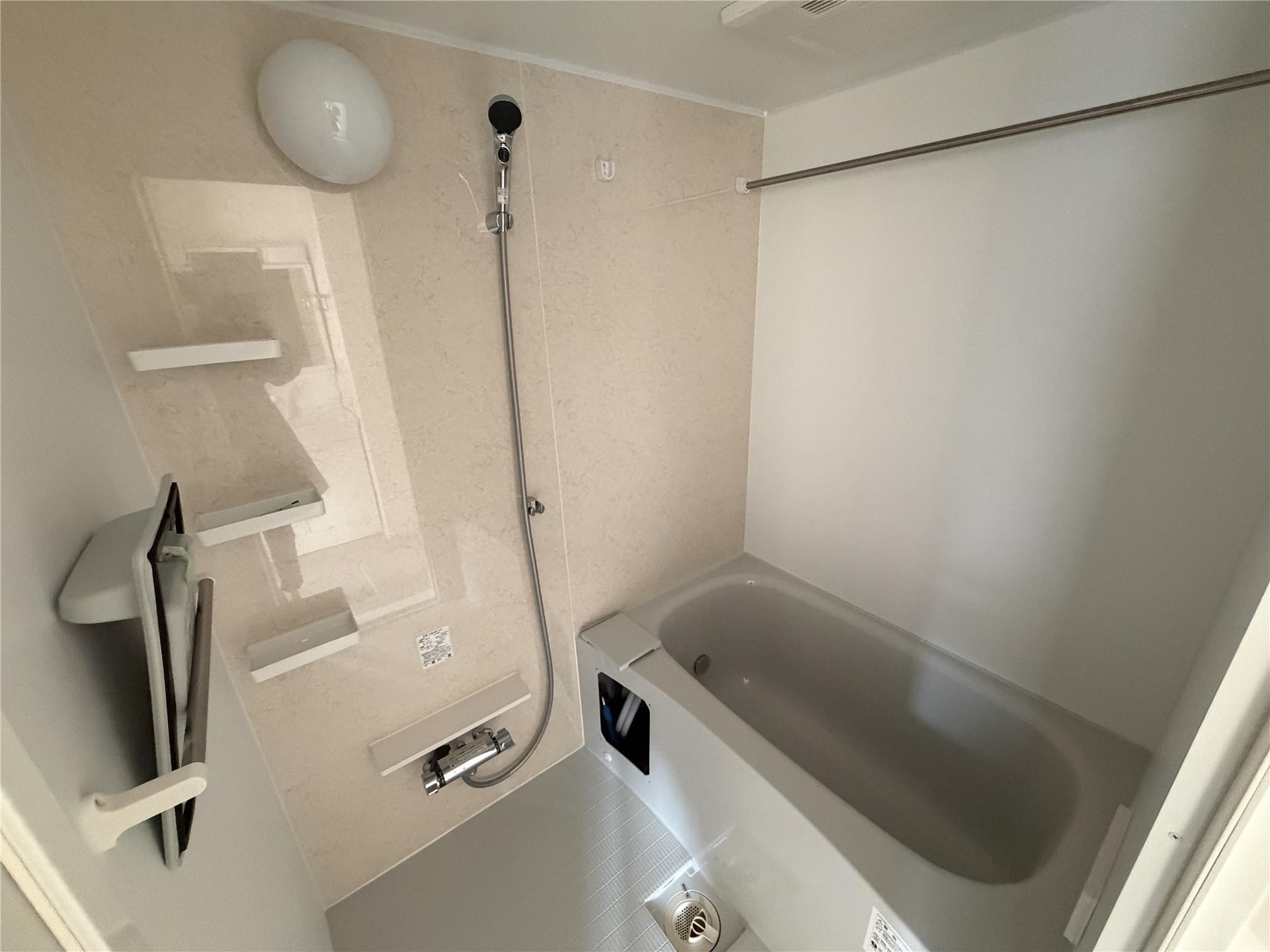 バス・シャワールーム　※写真は反転タイプです。