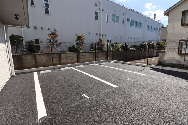 駐車場　駐車場があるので、車を買う予定の方も安心です