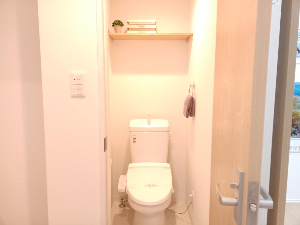 トイレ　トイレの上に棚があって便利♪