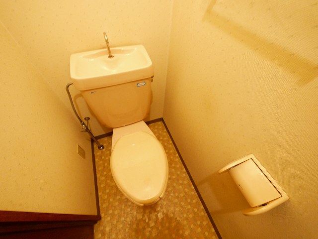 トイレ　落ち着いた色調のトイレです