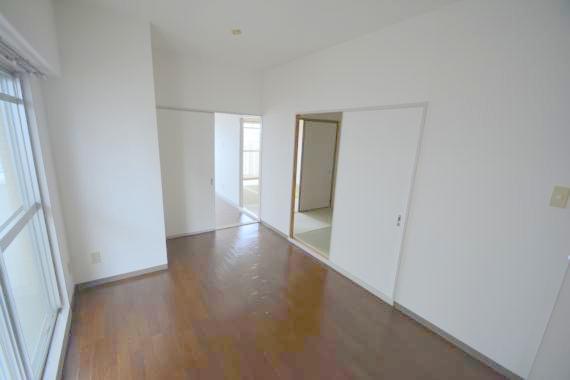 居室・リビング　広くて明るいリビングでご家族全員だんらんしましょう。