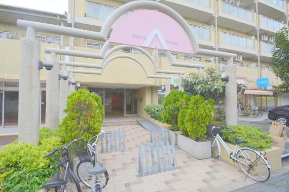 エントランス　エントランス周辺はいつもキレイに片付けられています。