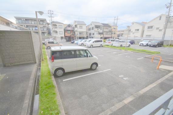 駐車場　駐車のしやすい広めの駐車場です。