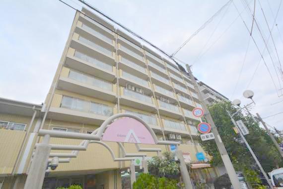 建物外観　存在感のある外観は落ちついた色合いで、堂々としていますね。