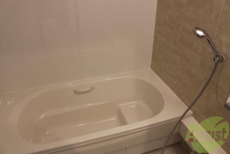 バス・シャワールーム　清潔感のある白いお風呂、鏡が便利です。