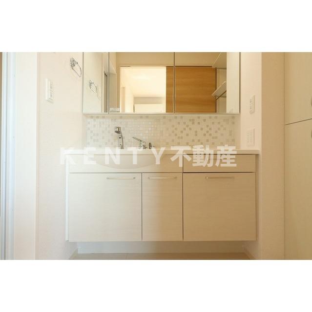 洗面設備　明るい洗面所です