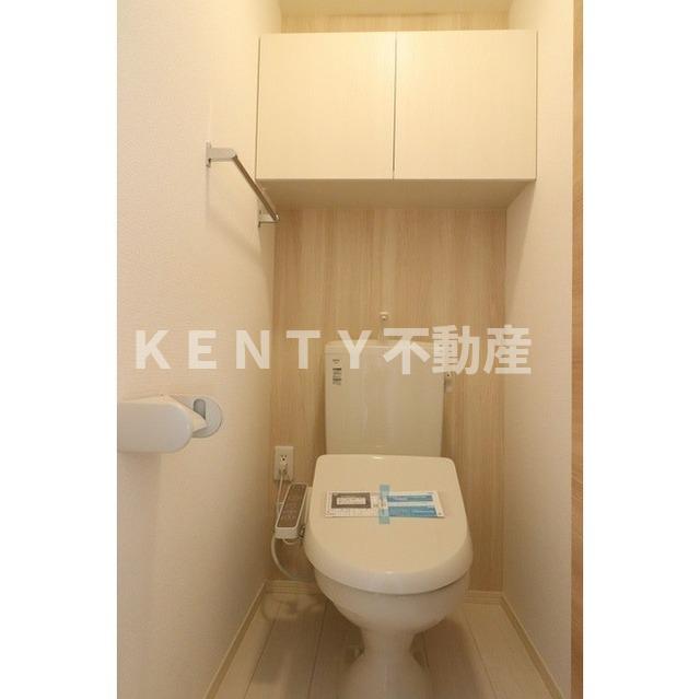 トイレ　落ち着いた色調のトイレです