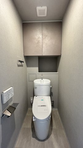 トイレ　収納が多く、ゆったりとした空間のトイレです