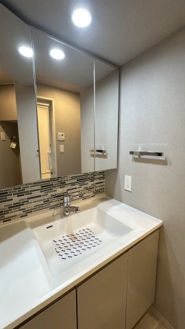 洗面設備　収納スペースも豊富な洗面所です