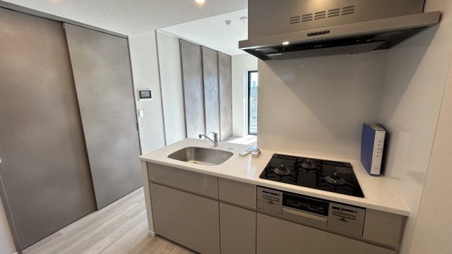 キッチン　3口コンロのグリル付きキッチンです