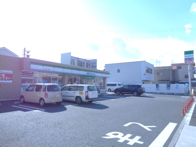 コンビニ　ファミリーマート（コンビニ）まで320m