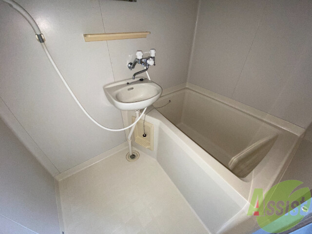 バス・シャワールーム　追い焚き機能が付いているのでいつでも温かいお風呂に入れますよ