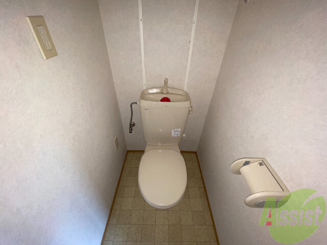 トイレ　温水洗浄便座なので快適に使用できそうですね。