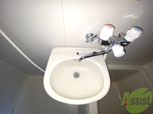 洗面設備　洗面台はバスルームの横に付いていました