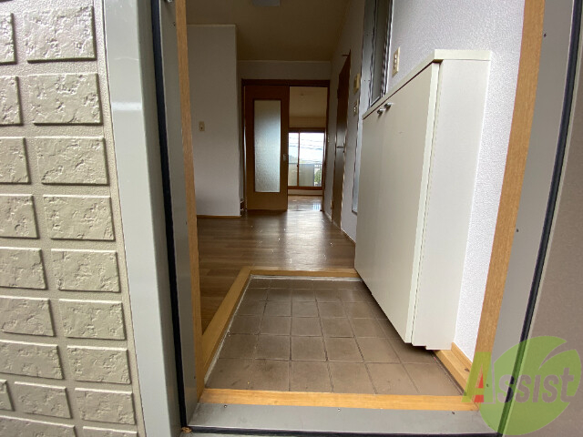 玄関　玄関から撮影しました。敷居が高くなくて安心ですね。