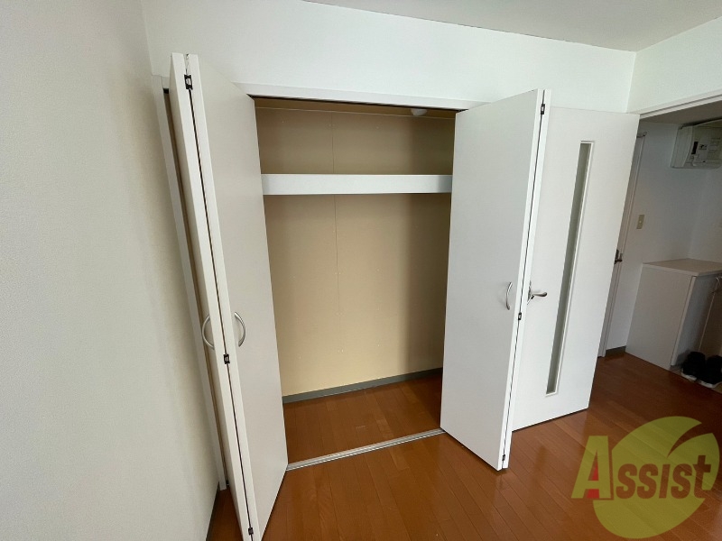 収納　こちらの収納にはハンガーをかけて服もしまえますね。