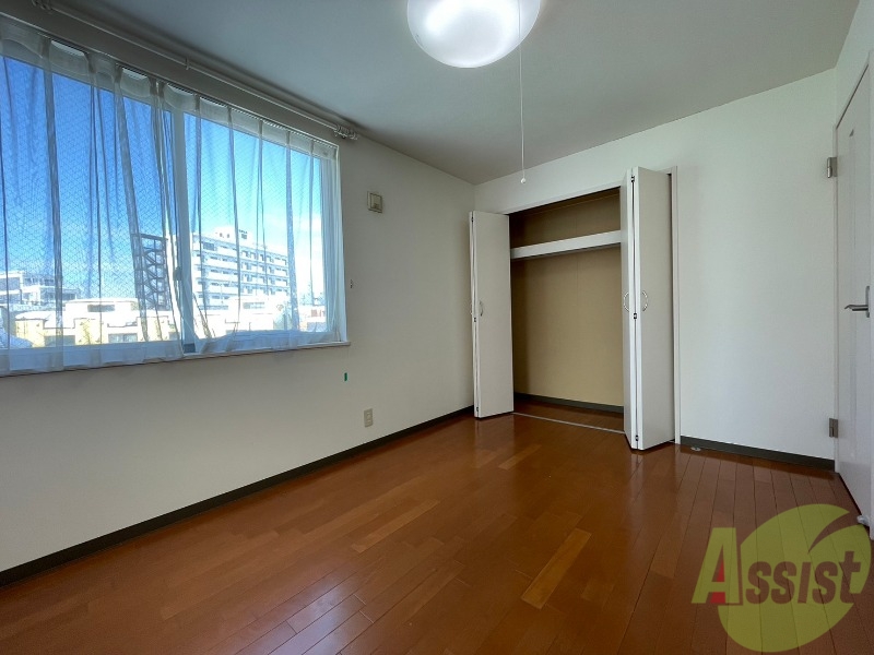 その他部屋・スペース　寝室はこちらです。光が差し込む、温かみのあるお部屋です。