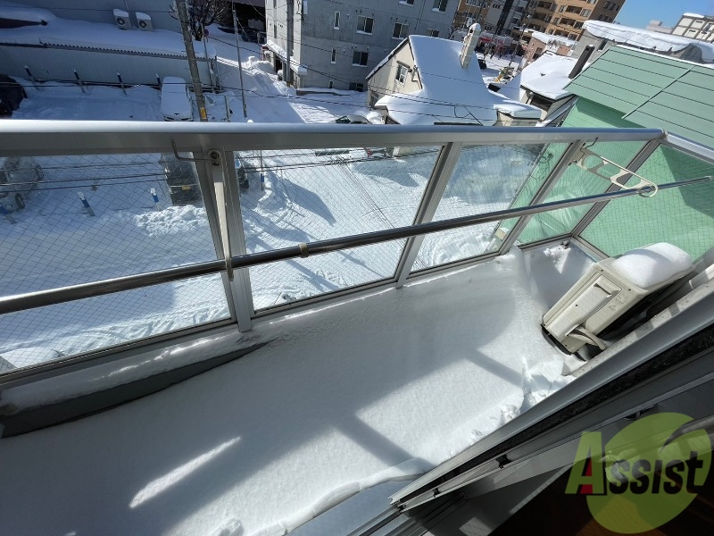 バルコニー　バルコニーです。洗濯物を干すもよし、一息つくもよしですね。