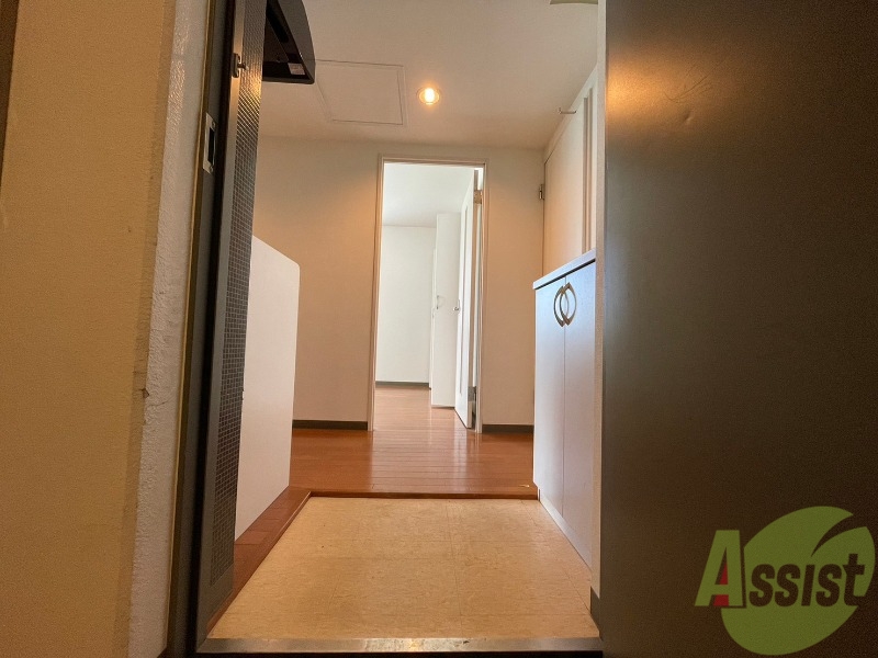 玄関　玄関の様子です。明るい印象ですね。気分もあがりそう。