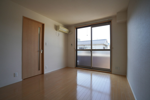 居室・リビング　同じ建物の別なお部屋