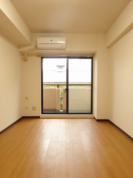 居室・リビング　こちらのリビングで趣味の時間をお楽しみください