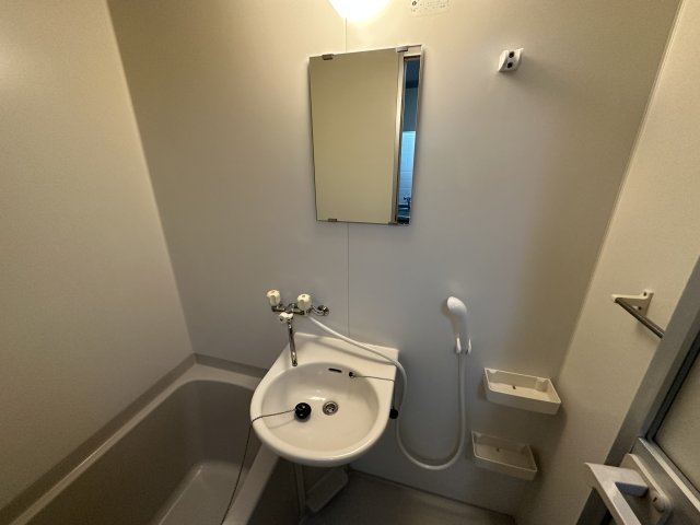 洗面設備　浴室内に洗面台付き！
