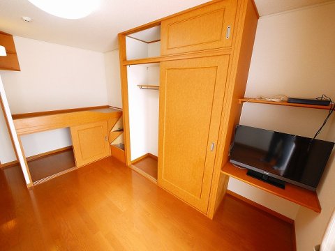 その他部屋・スペース　落ち着いた色調の寝室です