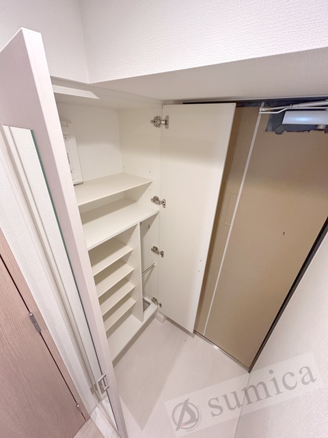 玄関　内装色が異なります