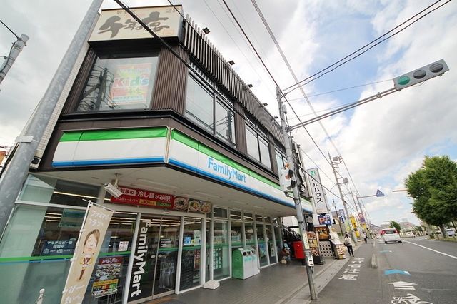コンビニ　ファミリーマートあすまや与野本町駅前店（コンビニ）まで405m
