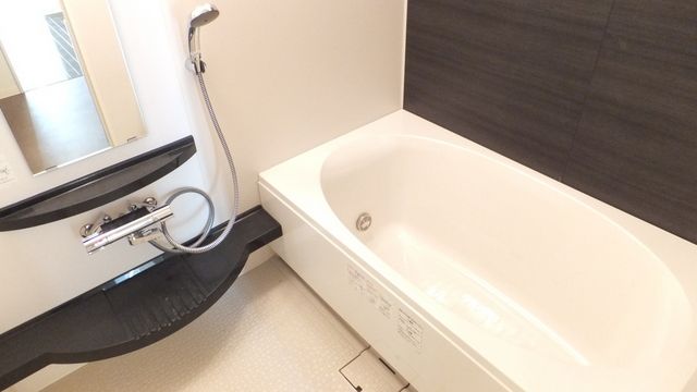 バス・シャワールーム　清潔感のあるバスルーム（追い焚き機能付き）