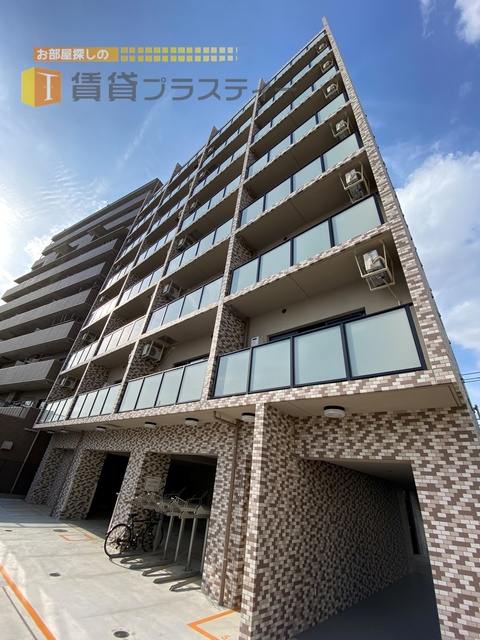 建物外観　オシャレなタイル張りの外観が目を惹きます。