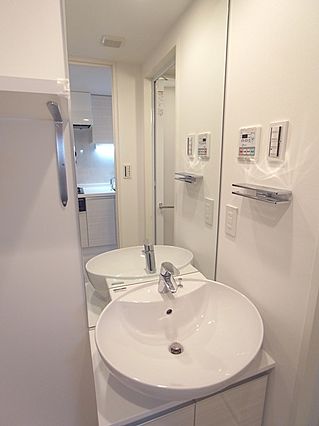 洗面設備　※反転タイプの写真を使用しています。