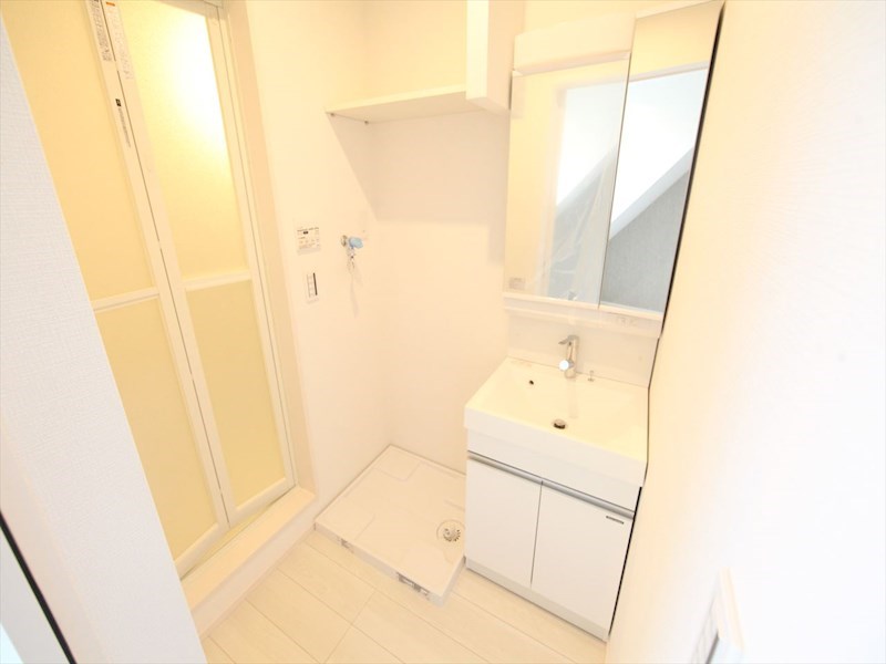 洗面設備　脱衣所　独立洗面台（シャンプードレッサー付）収納スペース有