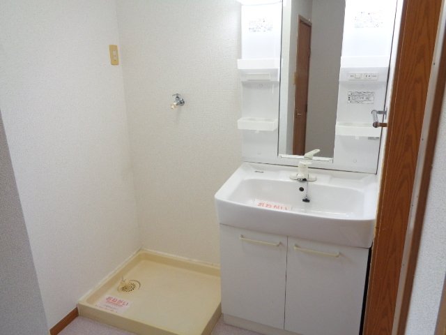 洗面設備　ゆったりとスペースのある洗面所