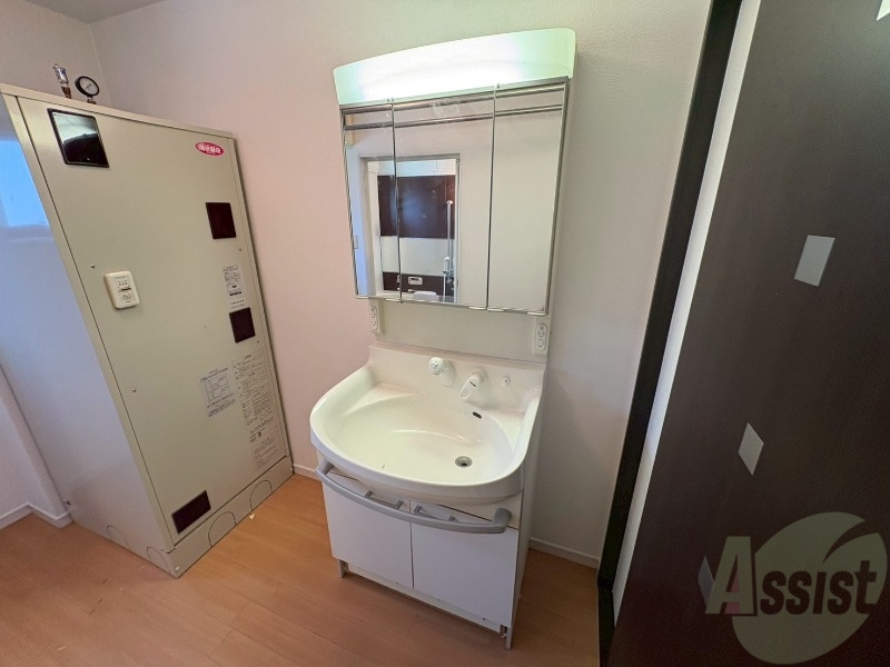 洗面設備　大きくて使いやすそうな独立洗面台になっています。