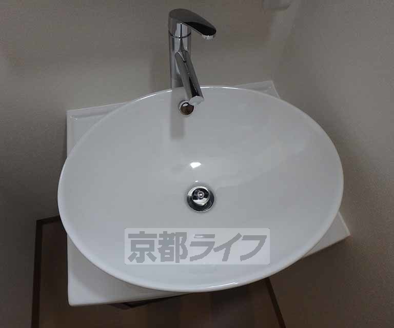 洗面設備　オシャレな洗面台です。