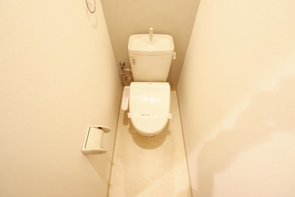トイレ　温水洗浄便座付きのトイレです♪