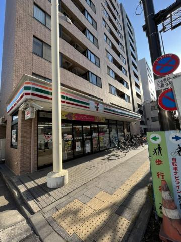 コンビニ　セブンイレブン（コンビニ）まで557m