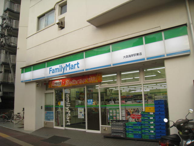 コンビニ　ファミリーマート大森海岸駅東店（コンビニ）まで303m