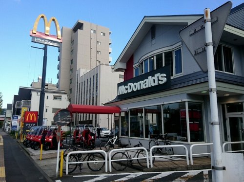 飲食店　マクドナルド 15号新子安店（飲食店）まで1012m