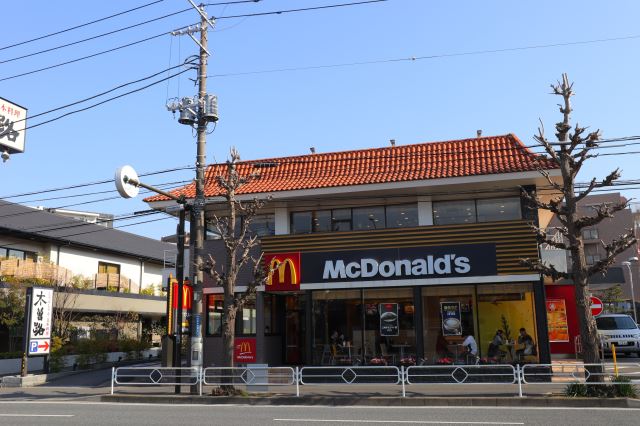 飲食店　マクドナルド（飲食店）まで930m