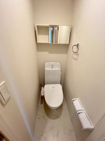 トイレ　落ち着いた色調のトイレです