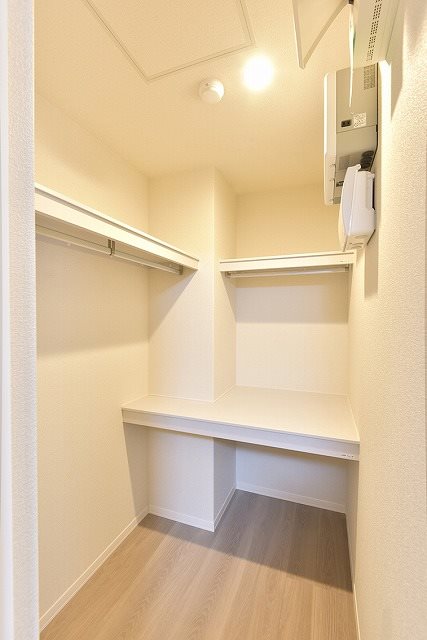 収納　洋室のウォークインクローゼット内