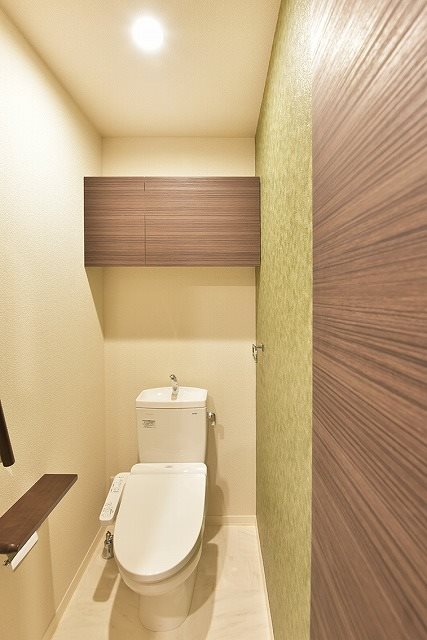 トイレ　縦手摺り・収納棚のある温水洗浄便座付トイレ
