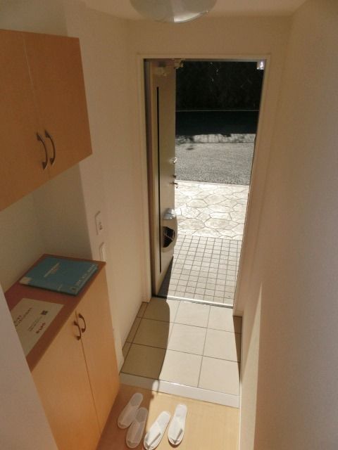 玄関　玄関にはトールタイプのシューズボックス。